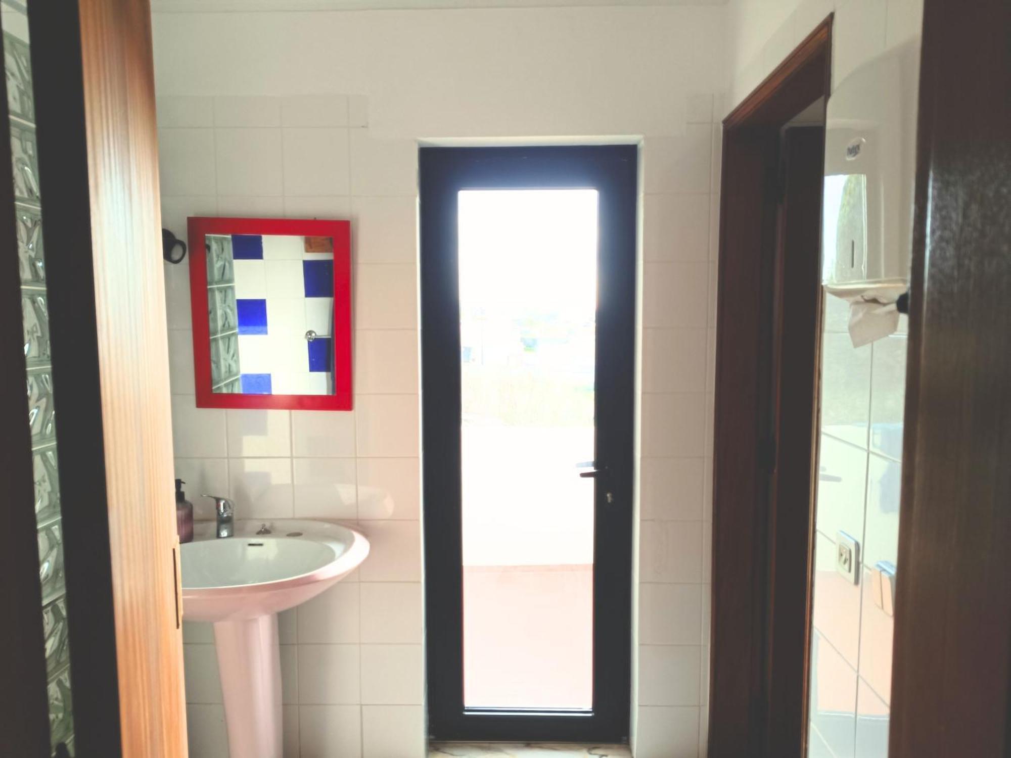 Cama en habitación femenina compartida de 4 camas